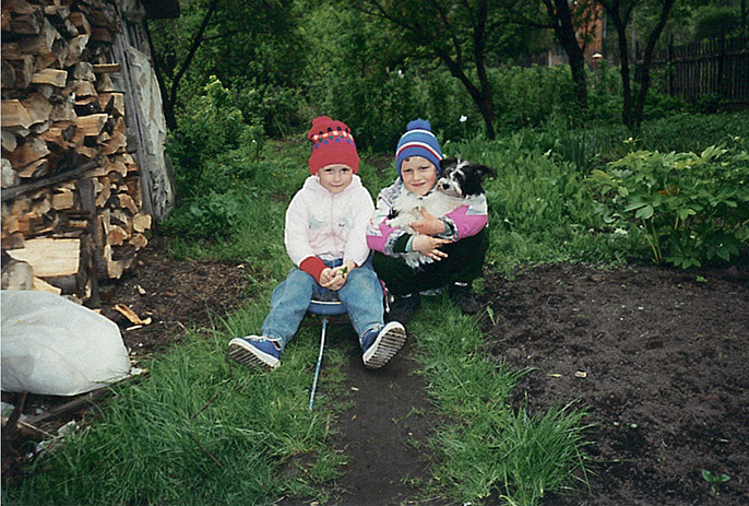 Аня с сыном папиного одноклассника, Вячеславом Булгаковым, в Нежине, 1999 г.