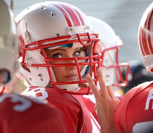 Жестко и сексуально. Как ангелы Victoria’s Secret играют в американский футбол ангелы Victoria’s Secret играют в футбол