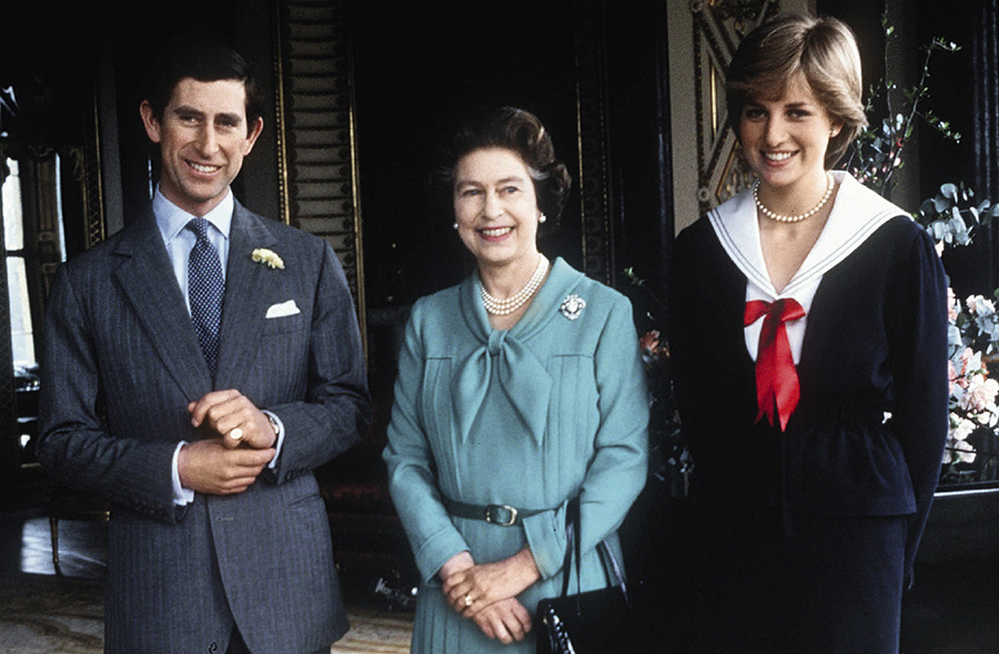 Леди Диана и принц Чарльз с королевой Елизаветой II