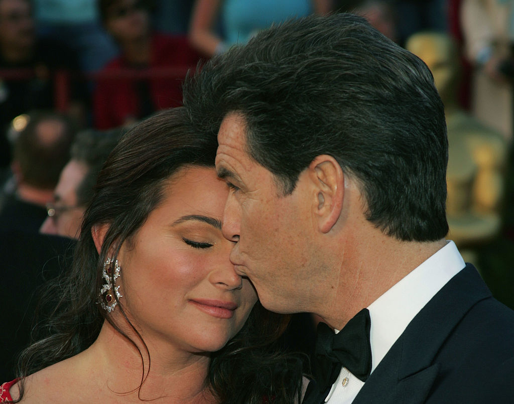 Пирс Броснан с женой Кили Шэй Смит на церемонии Оскар в 2005 году