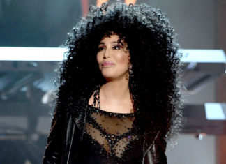 71-летняя Шер поразила стройностью в эротическом белье