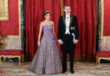 Королева Испании восхитила роскошным нарядом на королевском приеме в Мадриде