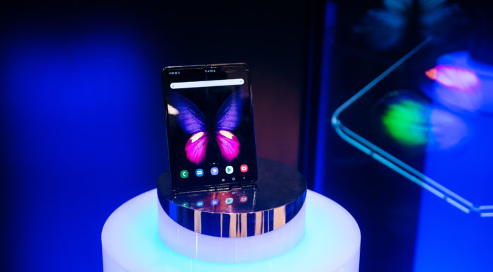 Гость из будущего: чем поражает инновационный смартфон Samsung