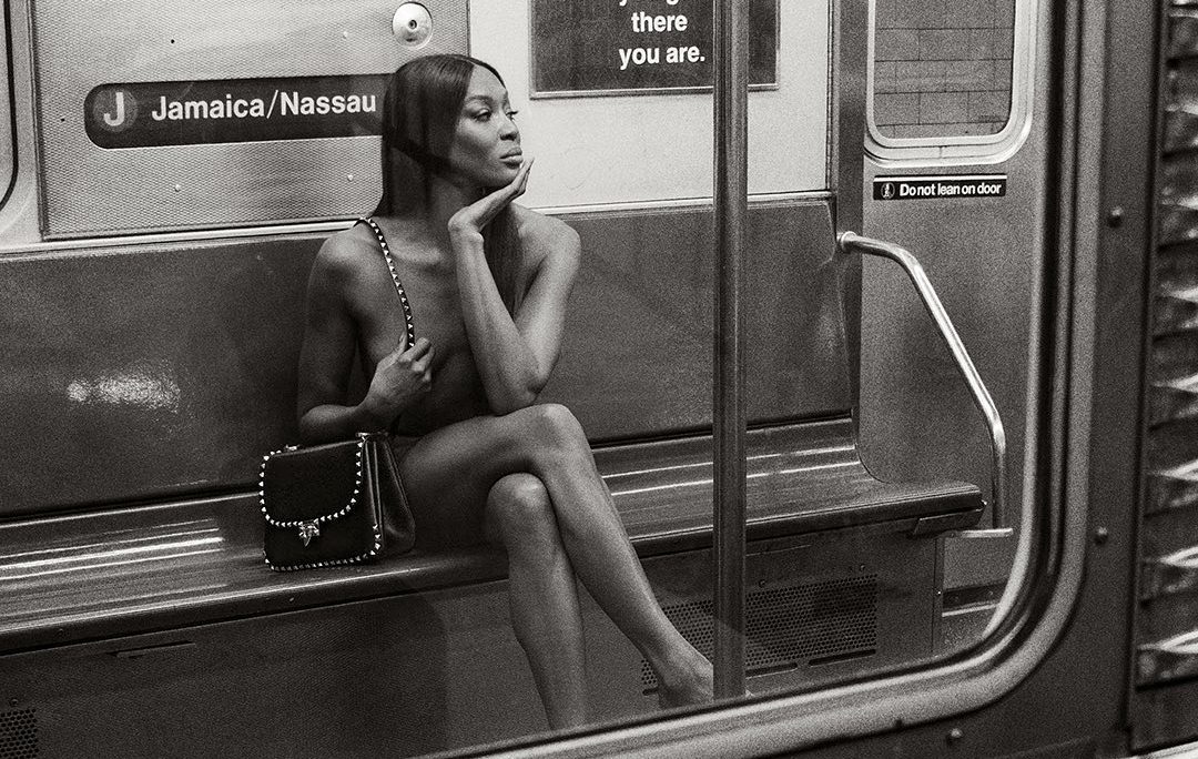Наоми Кэмпбелл снялась полностью обнаженной в метро Нью-Йорка | Караван