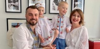 Елена Кравец с мужем показали подросших двойняшек в вышиванках Елена Кравец с мужем и детьми