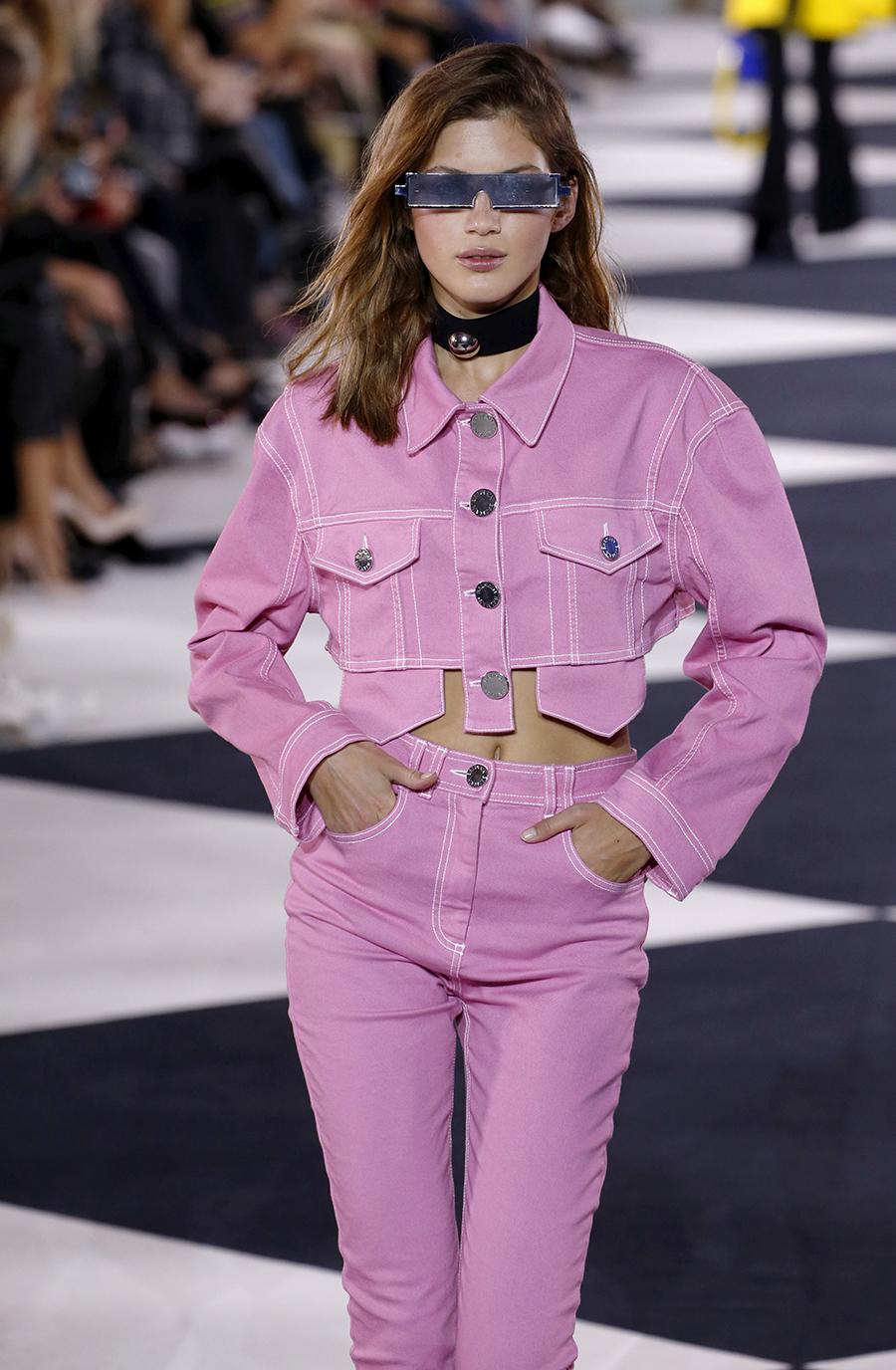 модная розовая короткая джинсовая куртка