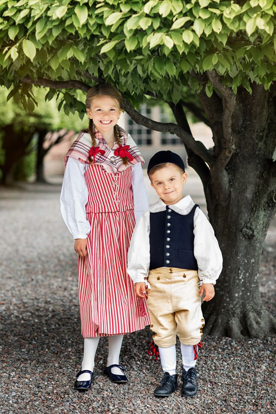 Принцесса Эстель принц Оскар шведская королевская семья дети выросли в национальных костюмах