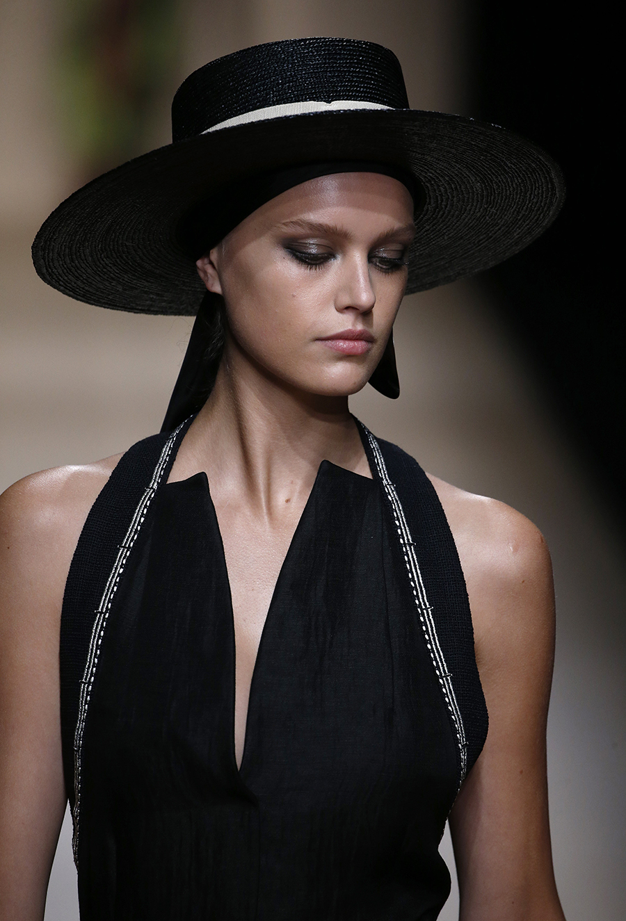 модная шляпа гаучо соломенная из соломки черная с лентой лето 2020