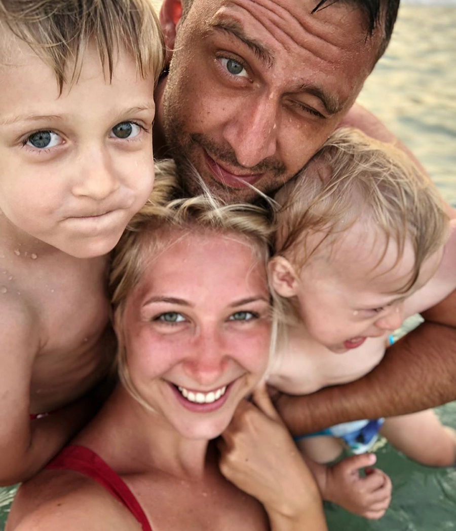 Стася Ровинская с мужем и детьми