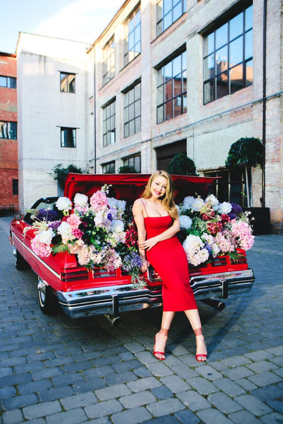 Тина Кароль стильная фотосессия красное платье цветы красная машина