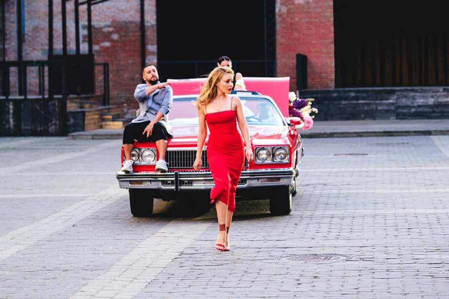 тина кароль красное платье цветы машина стильная фотосессия