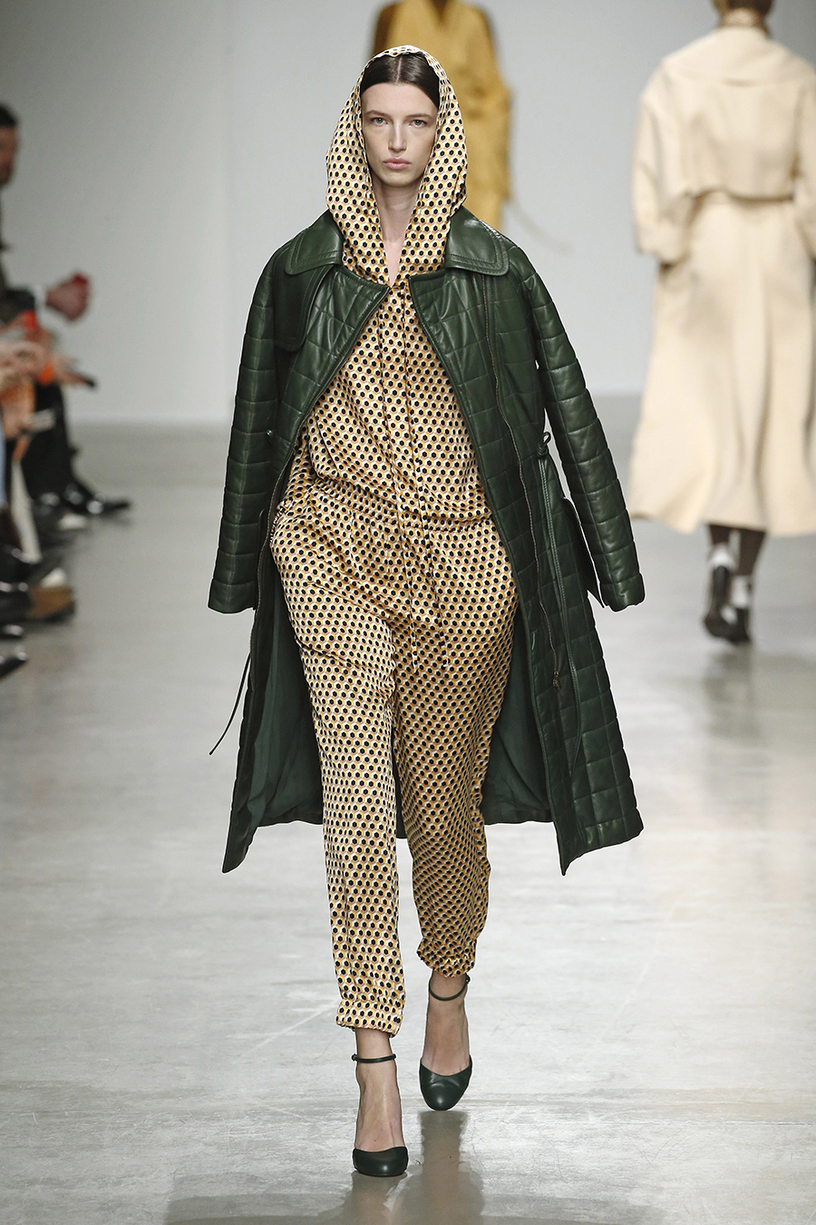 модное пальто осень 2020 стеганое темно-зеленое за колено асимметричное
