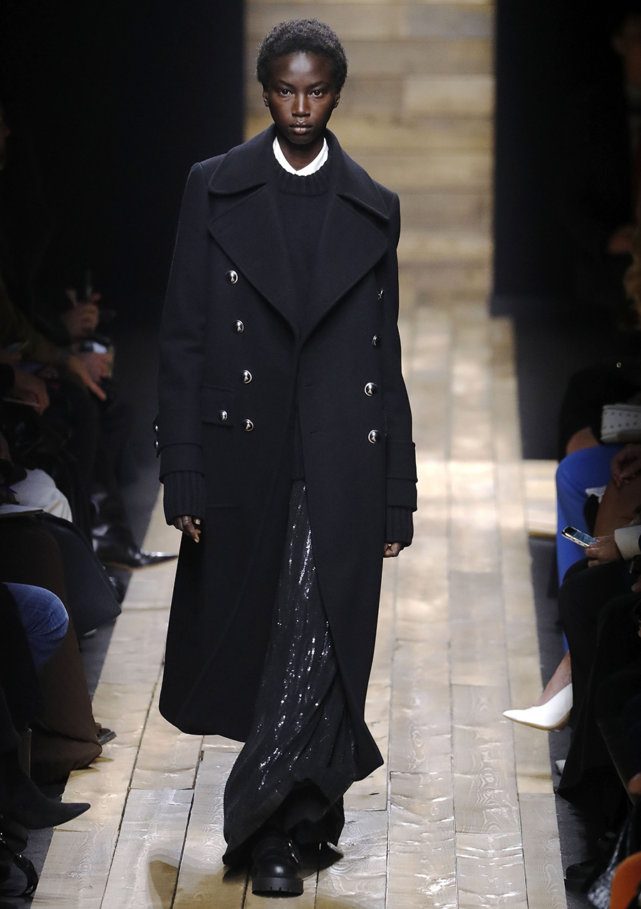 модное пальто осень 2020 черное двубортное длинное за колено с металлическими пуговицами