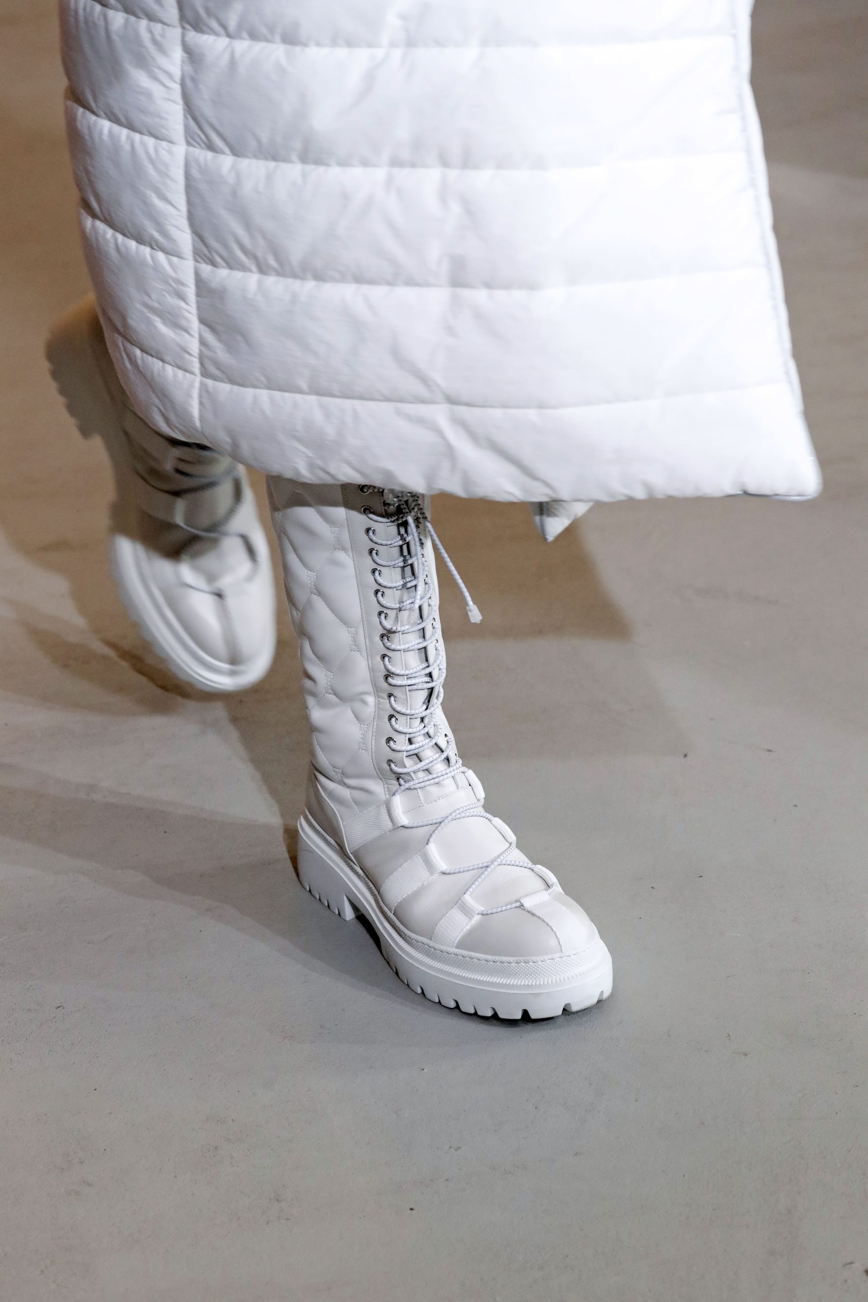 модная обувь на низком ходу осень зима 2020 2021 на шнурках на липучках туристические трекинговые белые