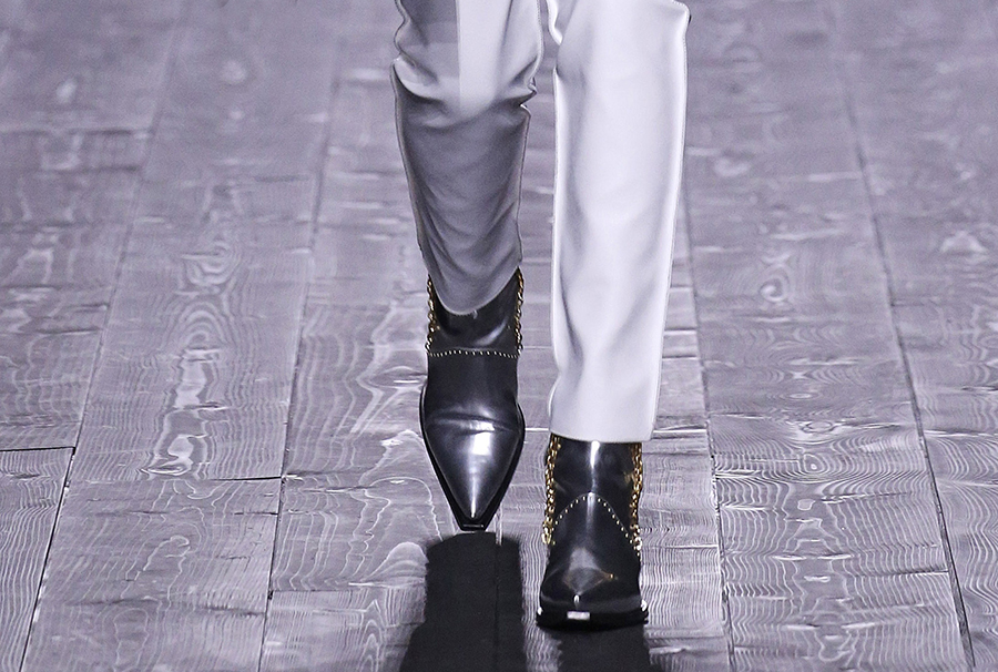 модная обувь на низком ходу казаки ковбойские сапоги вестерны серебристые с заклепками с острым носом