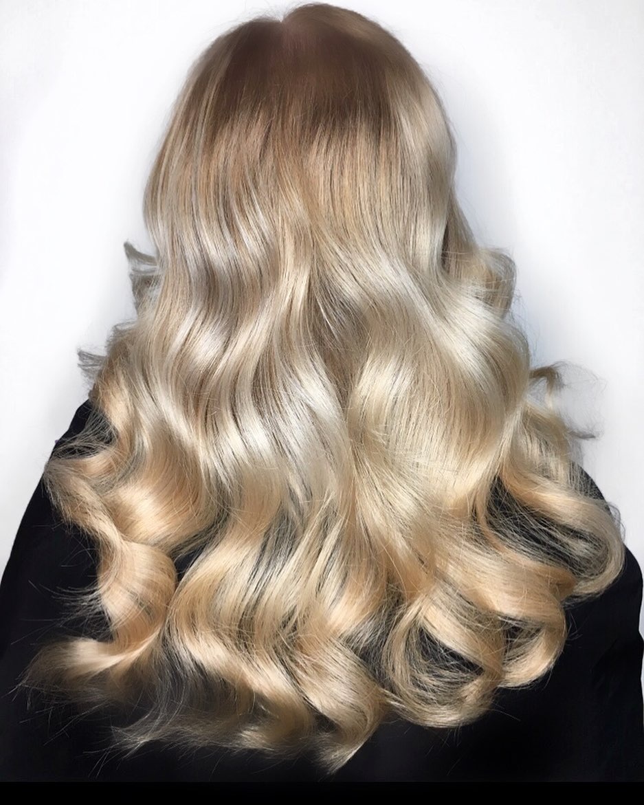 кремовый бежевый блонд окрашивание для блондинок на светлые волосы осень-зима 2020-2021