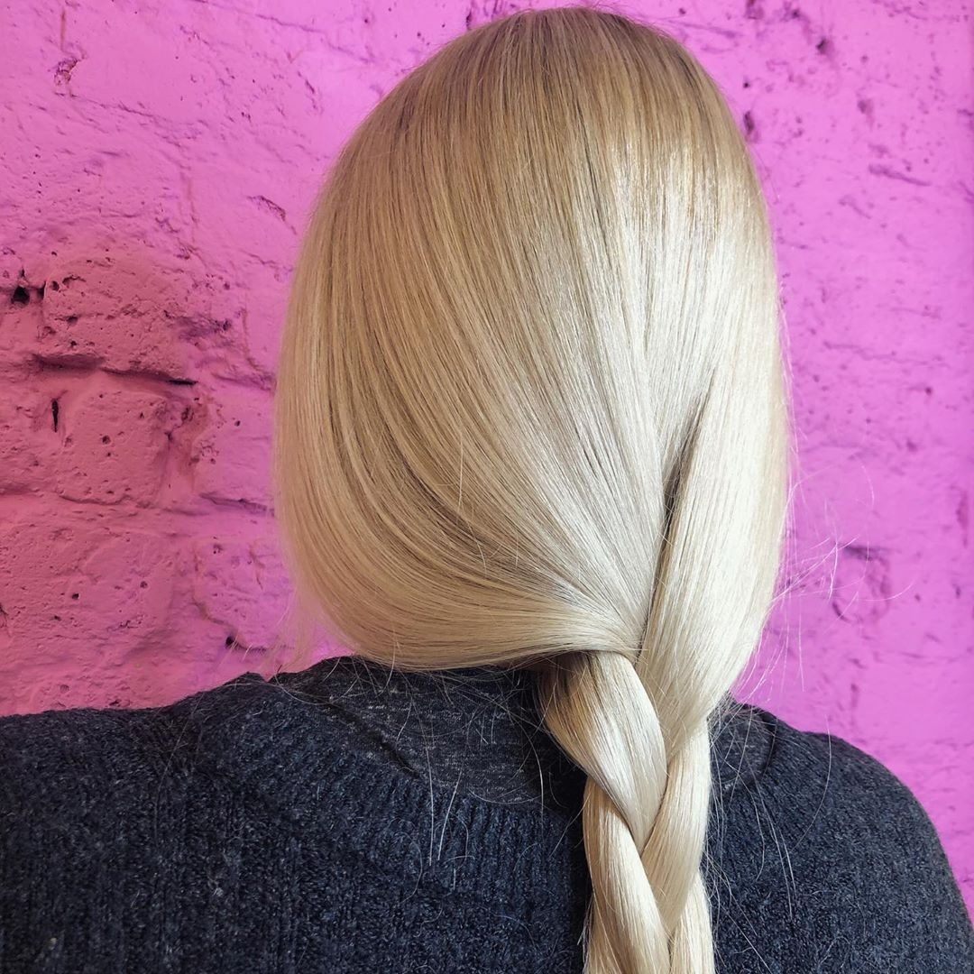 кремовый бежевый блонд окрашивание для блондинок на светлые волосы осень-зима 2020-2021