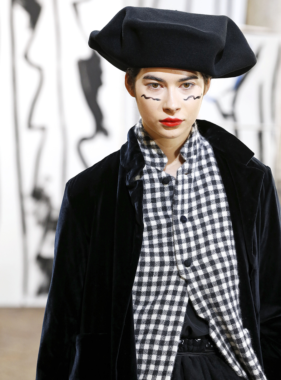 модный французский огромный берет зимняя шапка зима 2020 черный с вышивкой