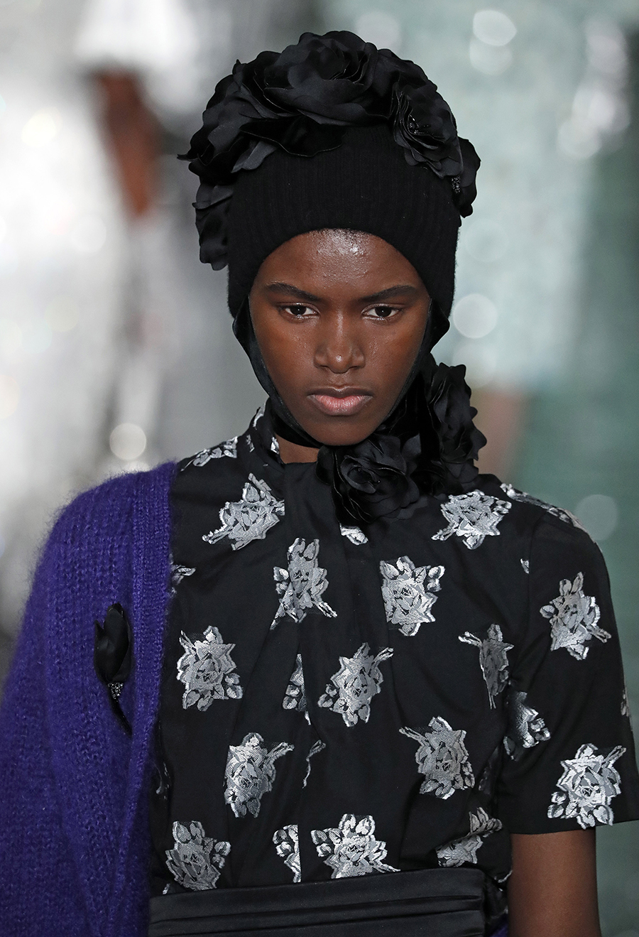 зимняя шапка бини модная зима 2020 черная с аппликациями