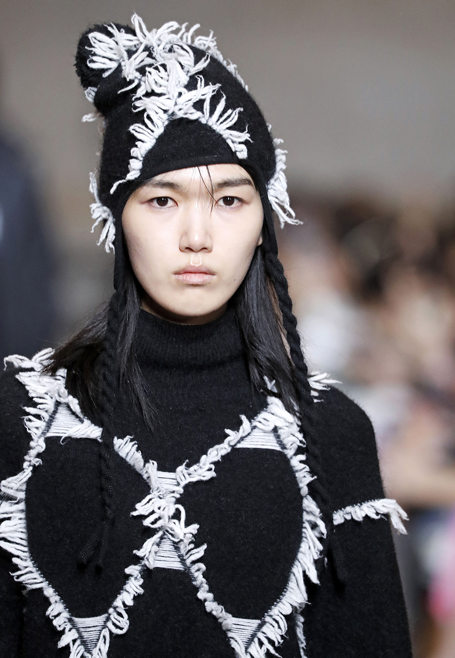 зимняя шапка бини модная зима 2020 черная с бахромой