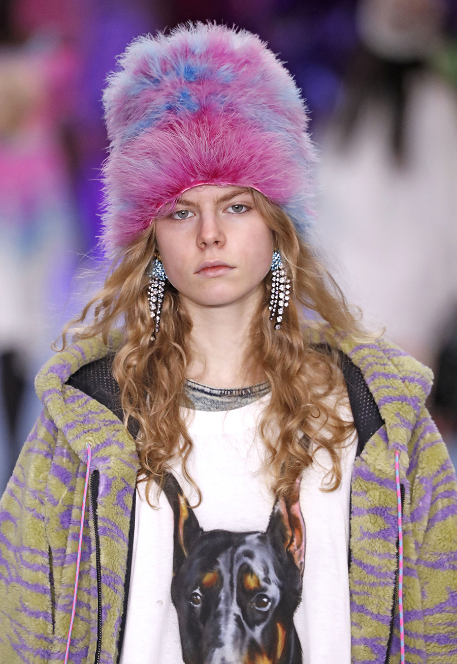 зимняя шапка меховая модная зима 2020 розовая
