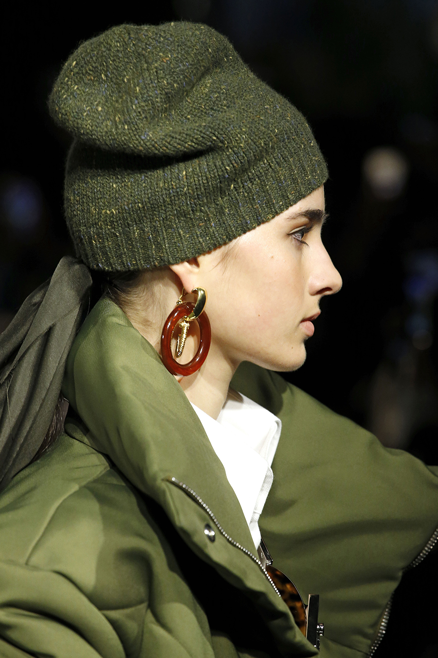 зимняя шапка бини модная зима 2020 зеленая болотная гладкая трикотажная