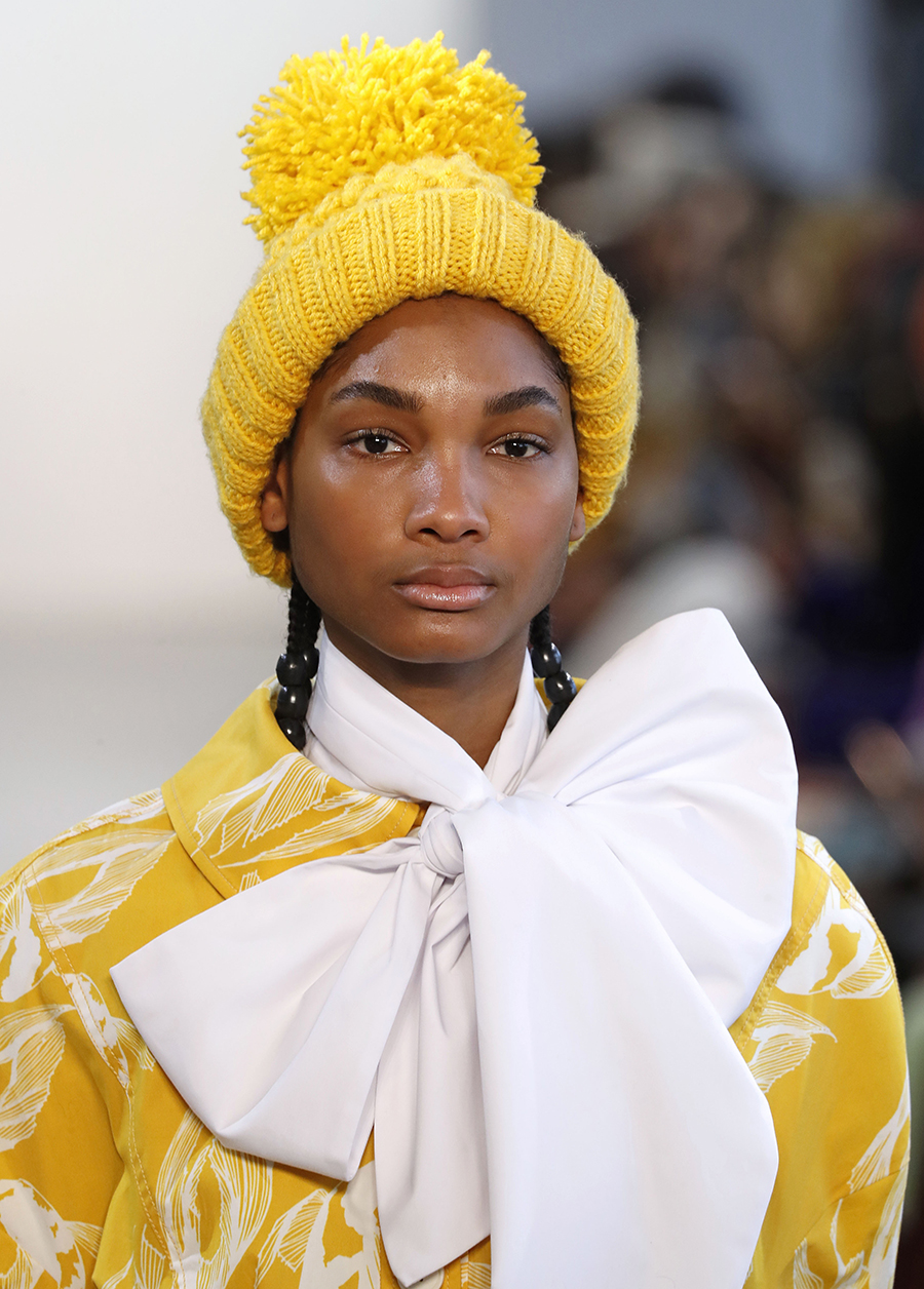 зимняя шапка с помпоном модная зима 2020 желтая с отворотом