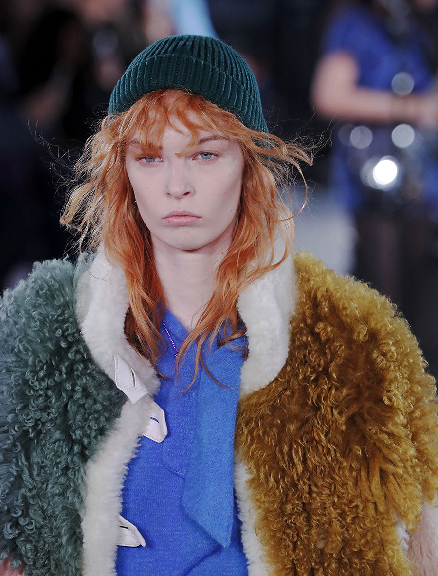 зимняя шапка бини модная зима 2020 зеленая в рубчик с отворотом