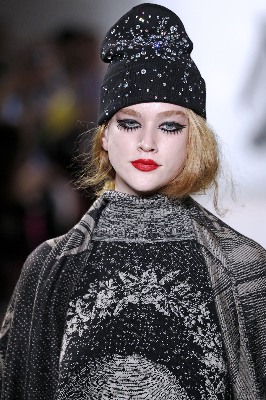 зимняя шапка бини модная зима 2020 черная стразы