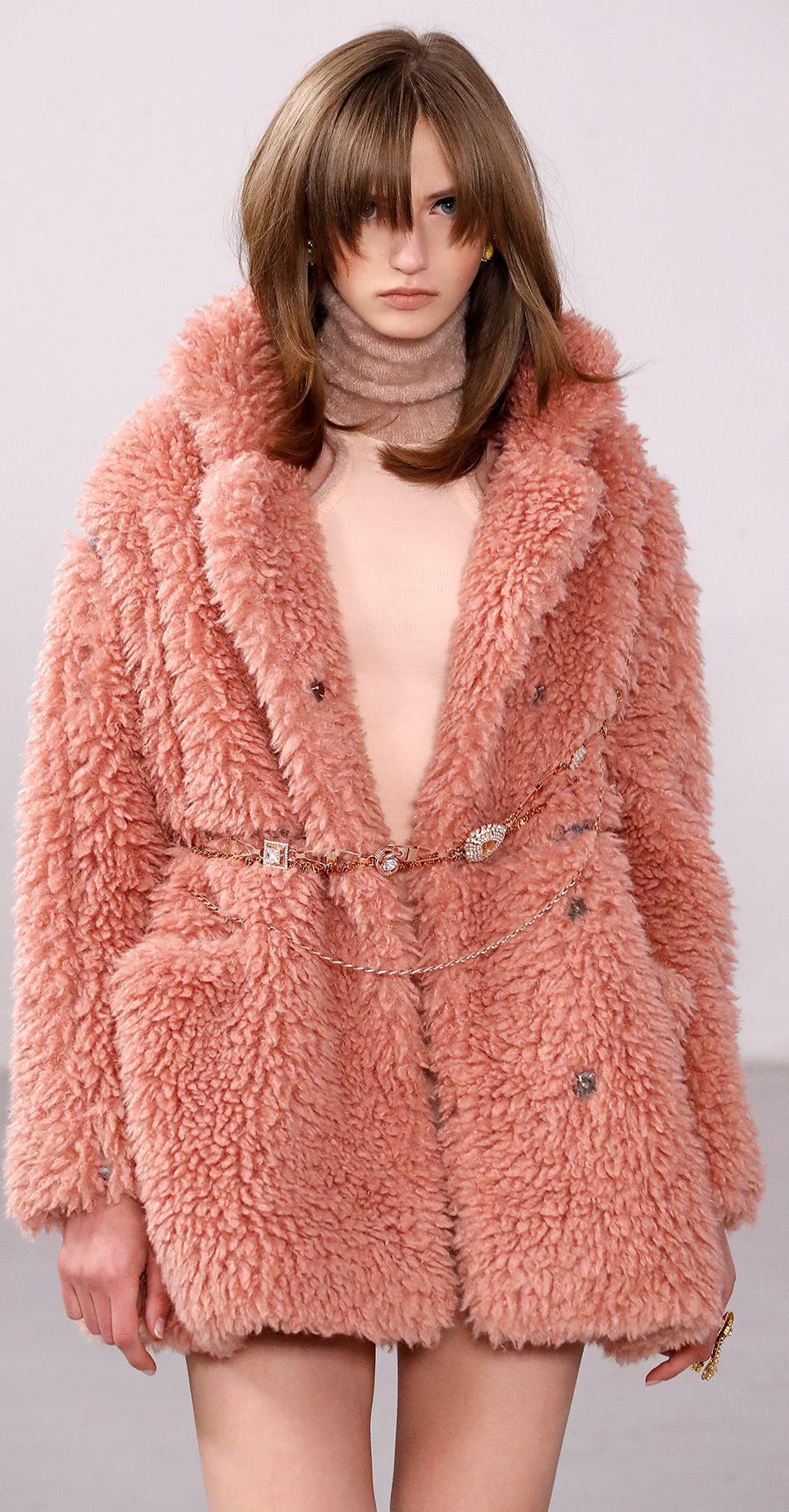 модная шуба осень зима 2020 2021 тедди розовая персиковая овчина