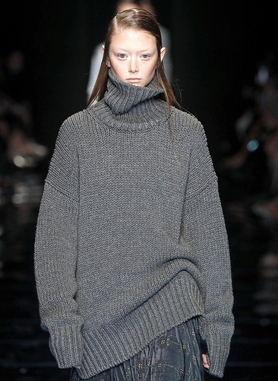 модный свитер оверсайз осень зима 2020 2021 большой объемный длинный серый