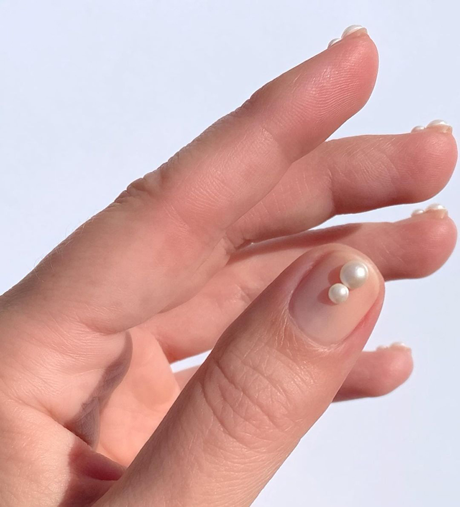 маникюр зима 2020 на короткие ногти на новый год нежный нюд белый жемчуг нейл-арт нейл-дизайн