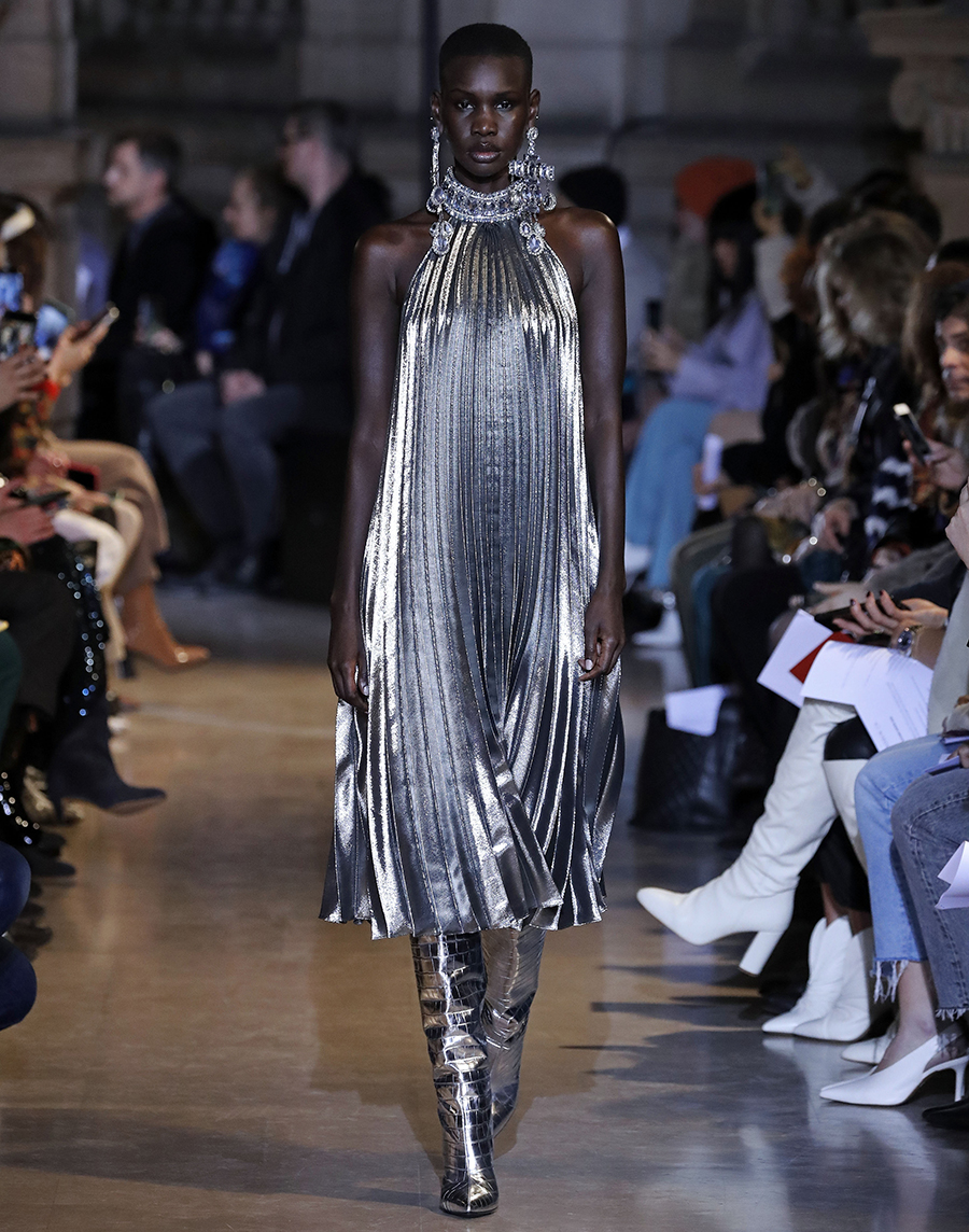 платье серебряное плиссировка миди по колено что надеть на новый год 2021