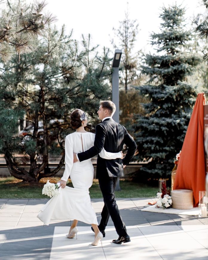Кристина Горняк Владимир Остапчук свадьба свадебное платье минимализм белое простое с разрезом украинские звезды в чем выходят замуж