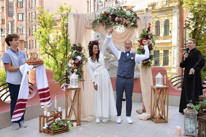 слава красовская крепостная свадьба свадебное платье белое длинное украинское в национальном стиле украинские звезды в чем выходят замуж