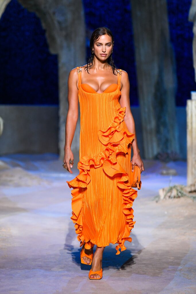 оранжевое платье оранжевый тренд 2021 весна лето мода как носить с чем сочетать