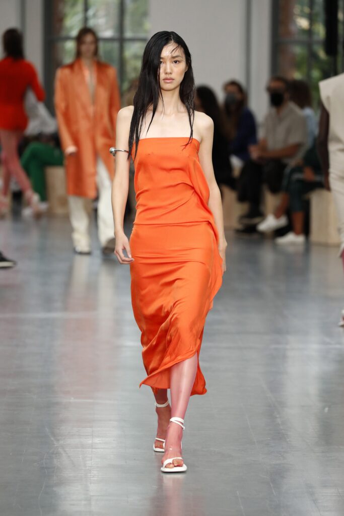 оранжевое платье с открытыми плечами