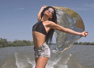 48-летняя Руслана показала кубики пресса в мини-шортах и кроп-топе руслана фигура пресс ноги спорт