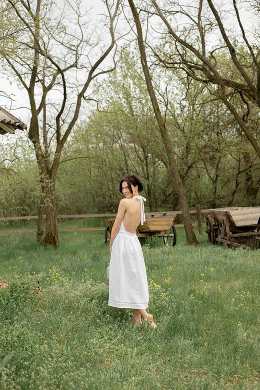 самое модное платье летнее из льна льняное лето 2021 белое миди на завязках открытая спина