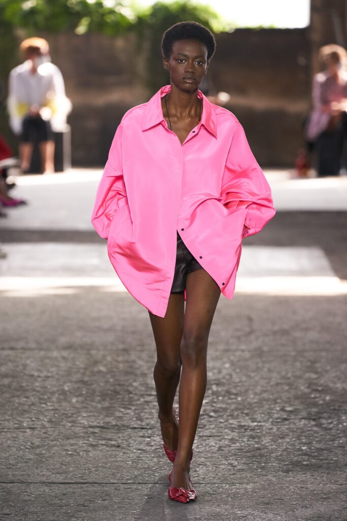 модная рубашка на лето 2021 маскулинная оверсайз розовая