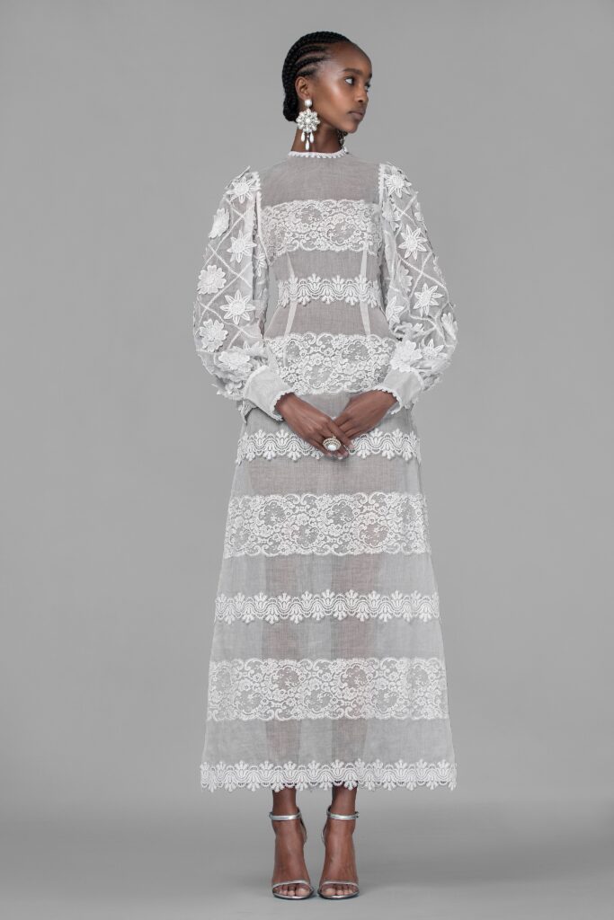 модное белое платье лето осень 2021 на свадьбу праздничное длинное кружевное прозрачное с длинными рукавами