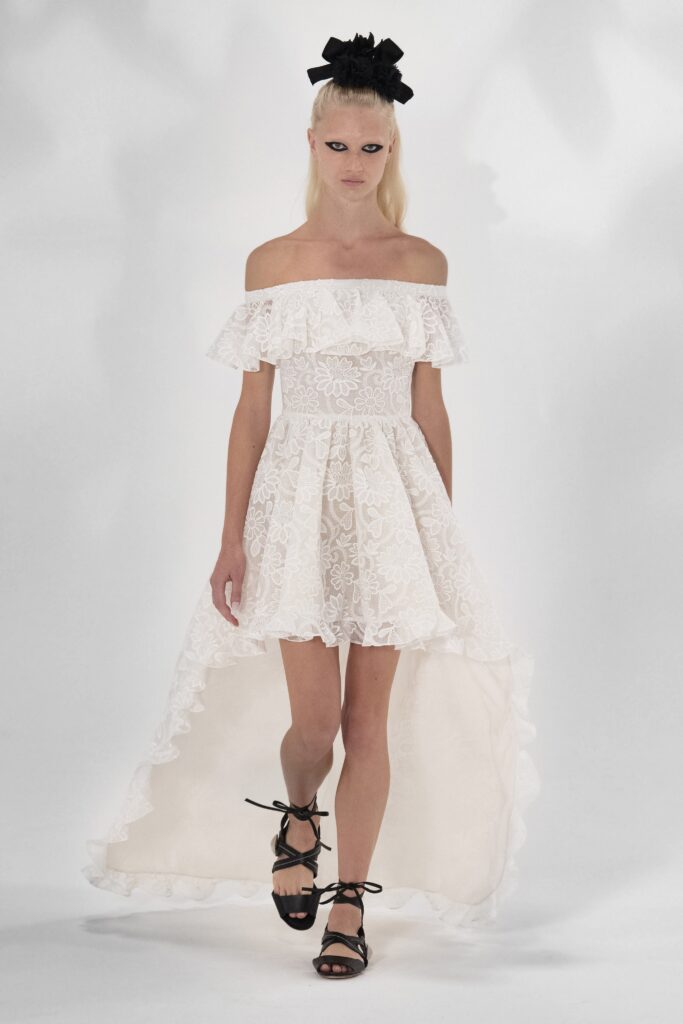модное белое платье лето осень 2021 на свадьбу праздничное короткое мини с голыми спущенными плечами