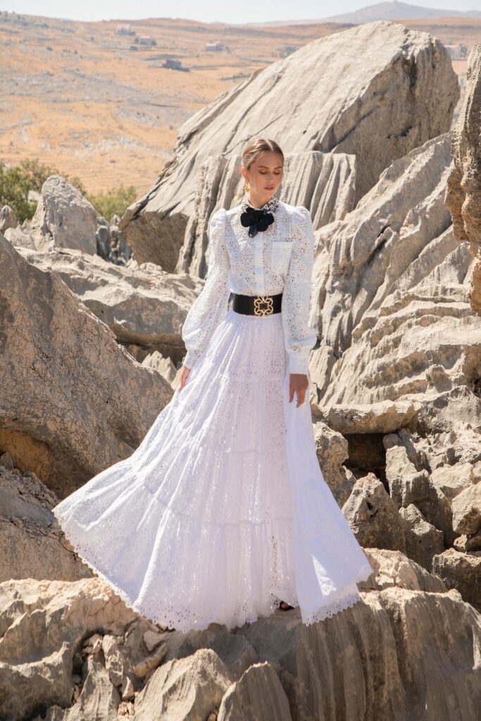 модное белое платье лето осень 2021 на свадьбу праздничное длинное кружевное с длинными рукавами