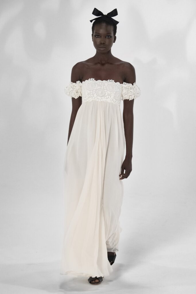 модное белое платье лето осень 2021 на свадьбу праздничное длинное с голыми спущенными плечами