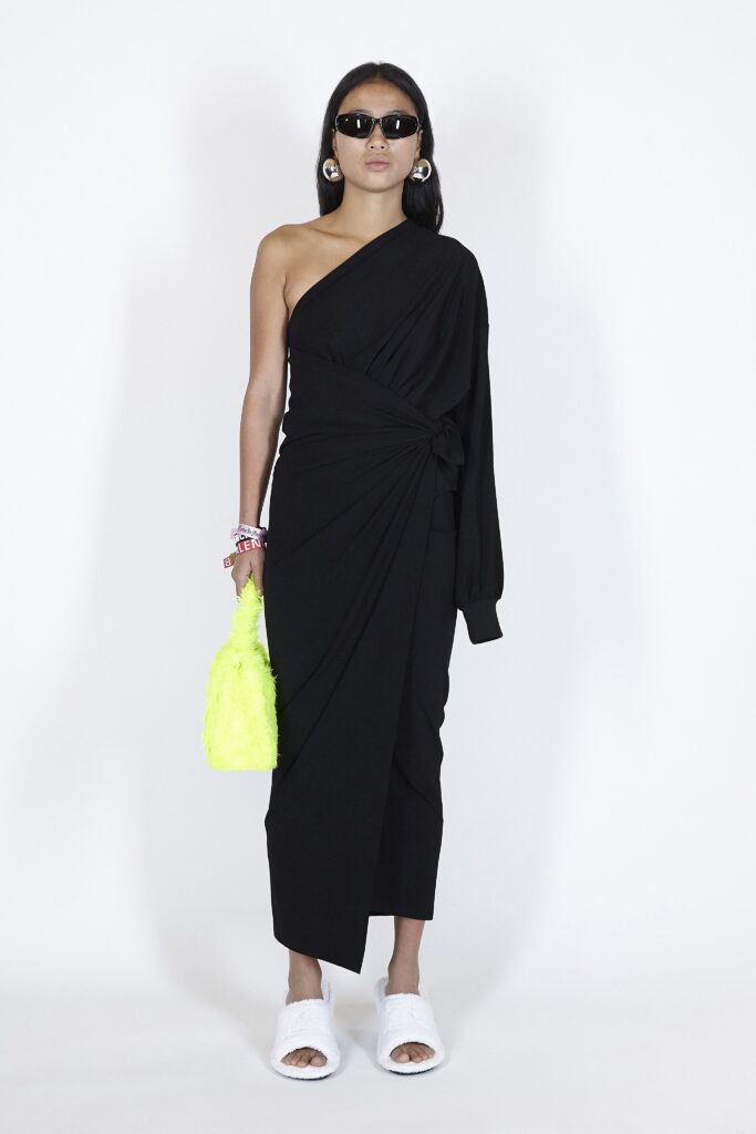 платье асимметричное на одно плечо самые модные лето 2021 длинное макси черное
