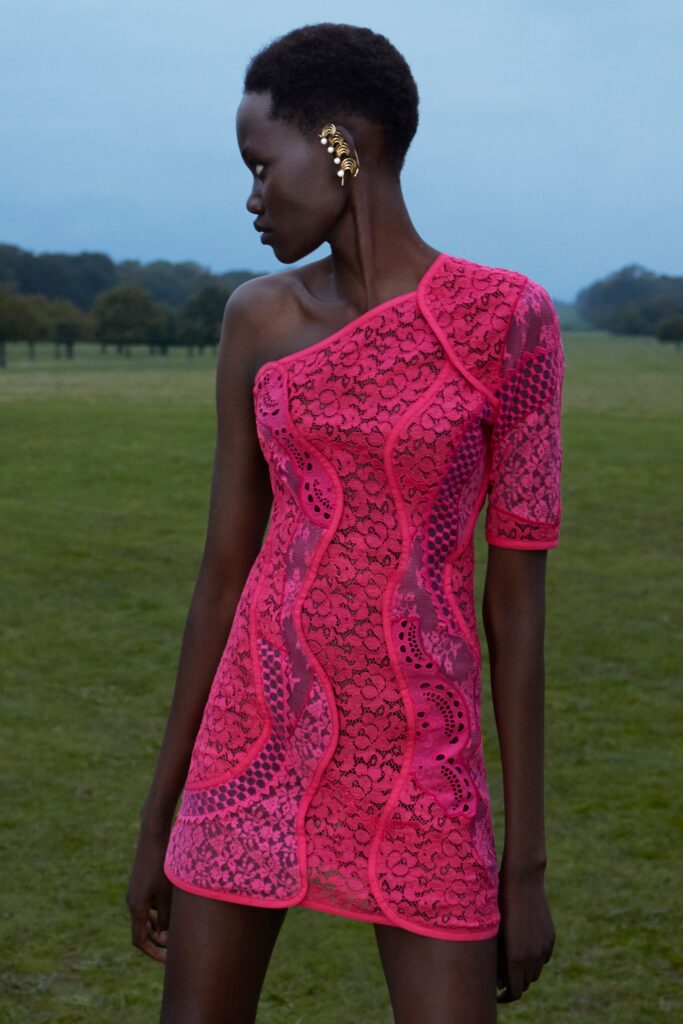 платье асимметричное на одно плечо самые модные лето 2021 розовое кружевное фуксия