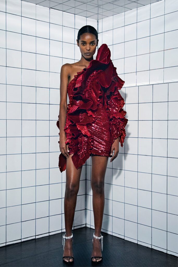 платье асимметричное на одно плечо самые модные лето 2021 пайетки оборки красное мини короткое