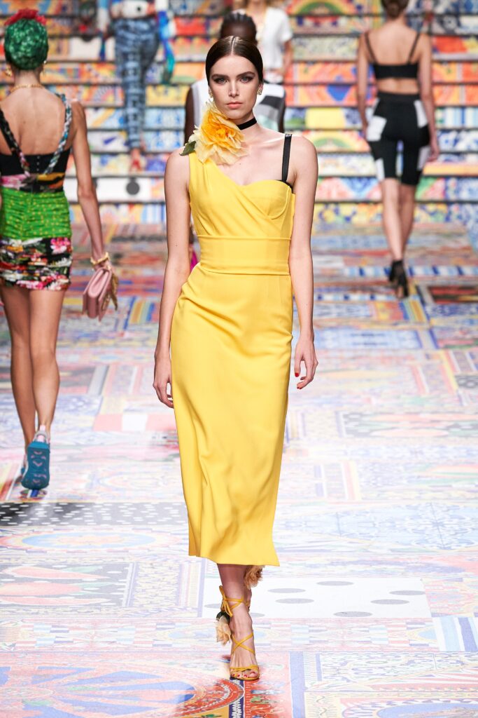 платье асимметричное на одно плечо самые модные лето 2021 миди желтое