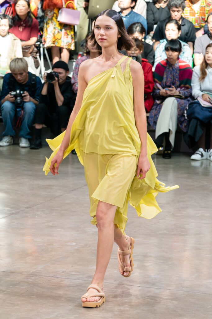 платье асимметричное на одно плечо самые модные лето 2021 желтое
