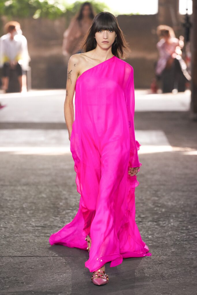 платье асимметричное на одно плечо самые модные лето 2021 розовое фуксия